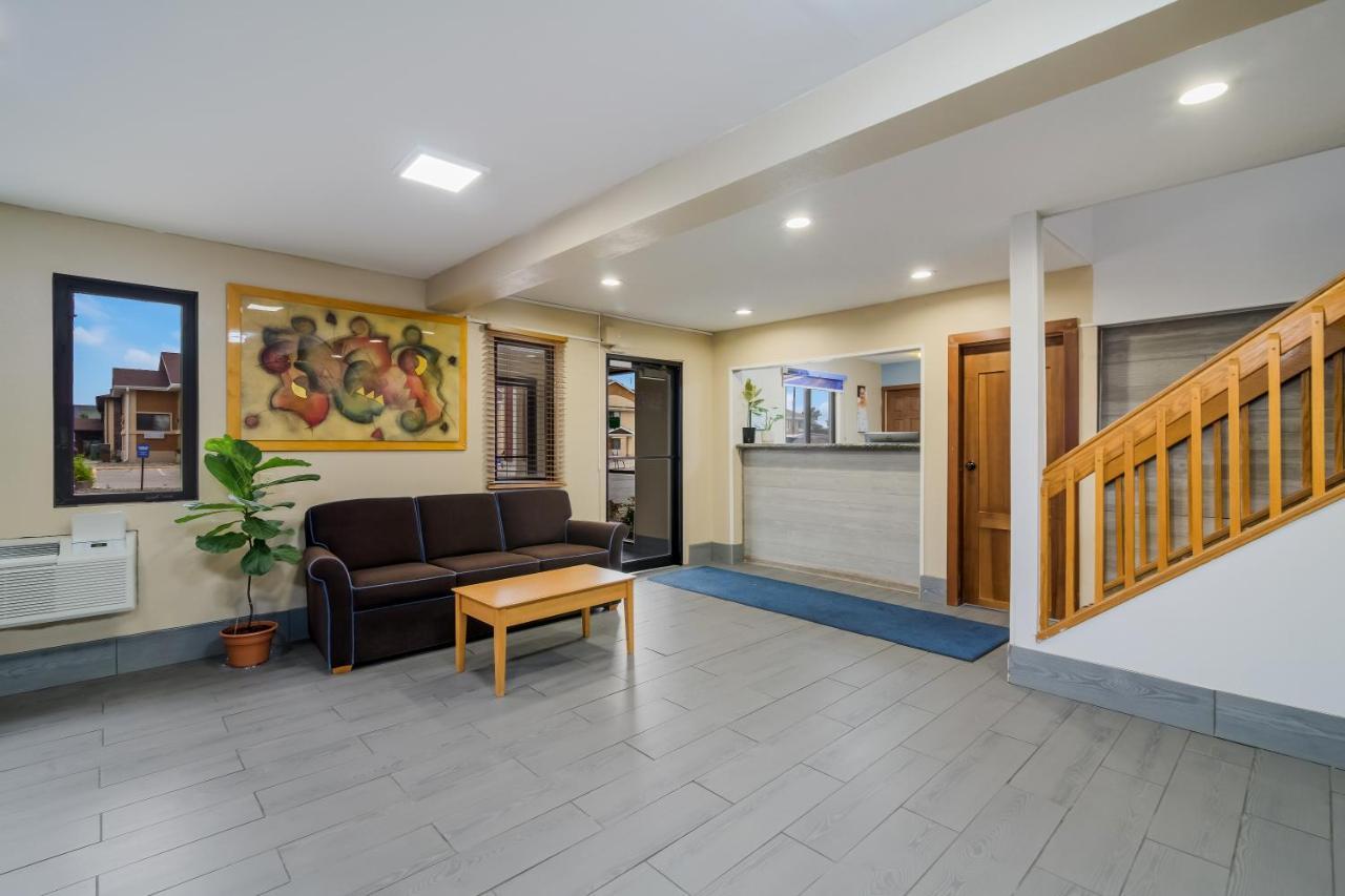 Americas Best Value Inn Fargo Exterior photo