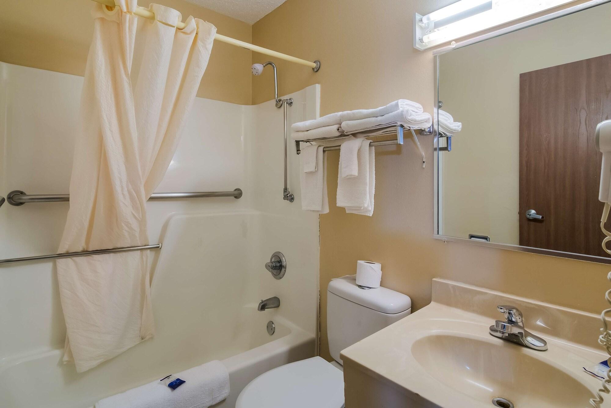 Americas Best Value Inn Fargo Exterior photo