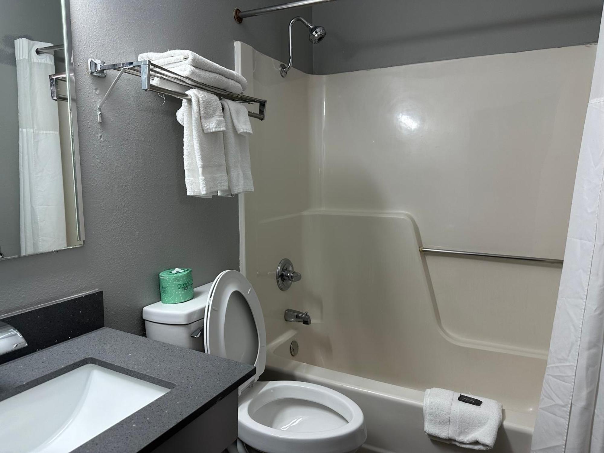 Americas Best Value Inn Fargo Exterior photo