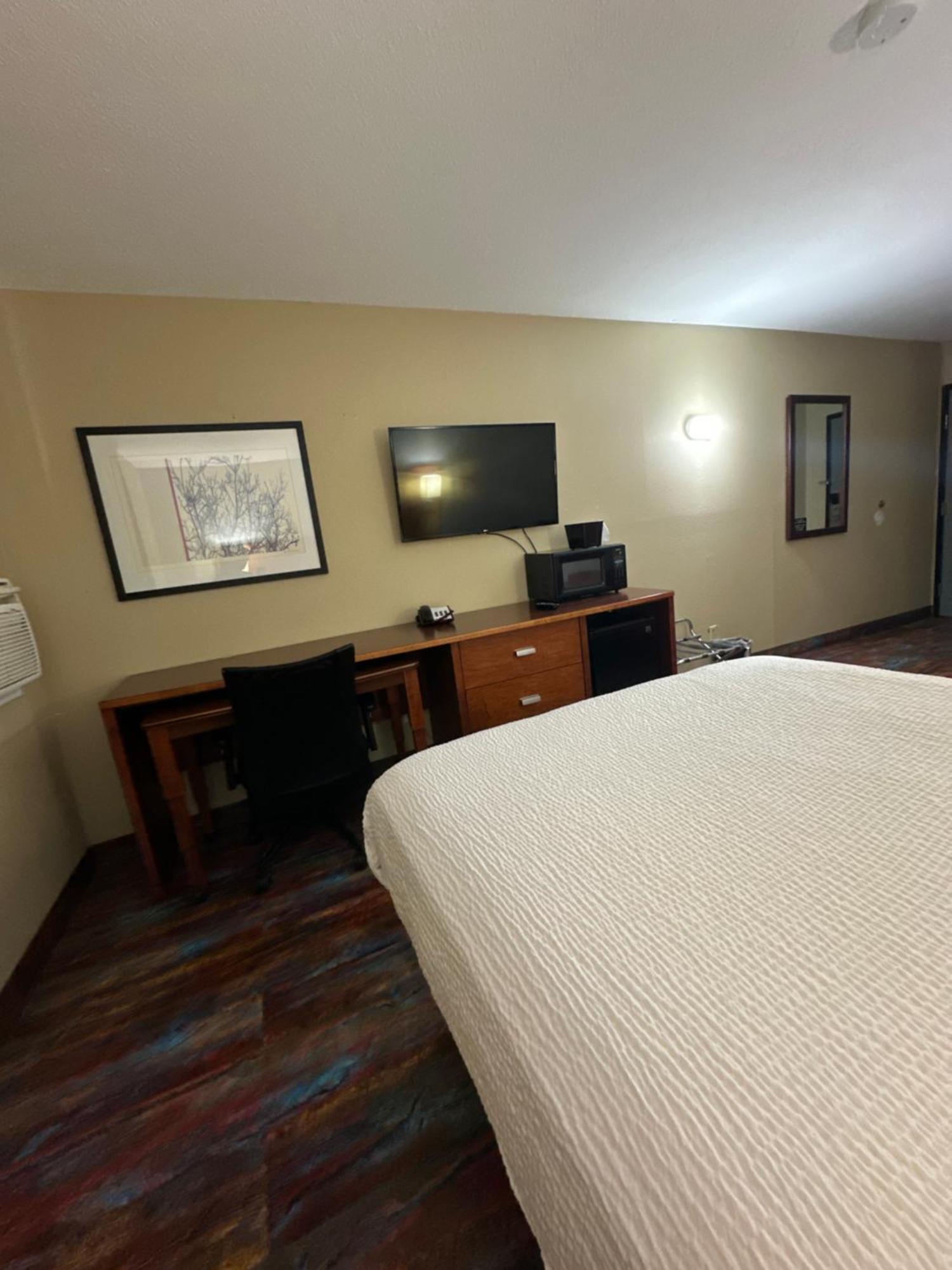 Americas Best Value Inn Fargo Exterior photo