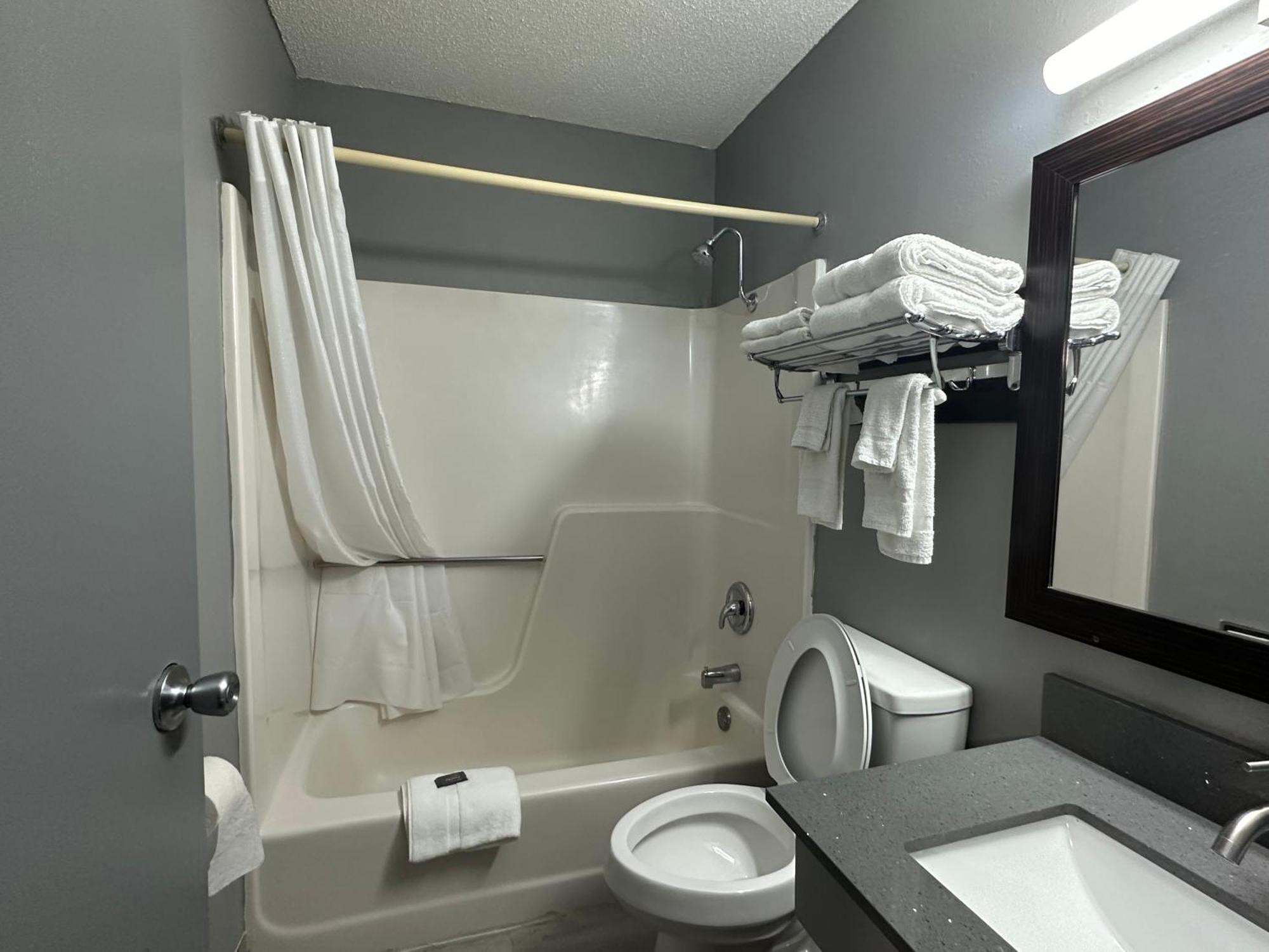 Americas Best Value Inn Fargo Exterior photo