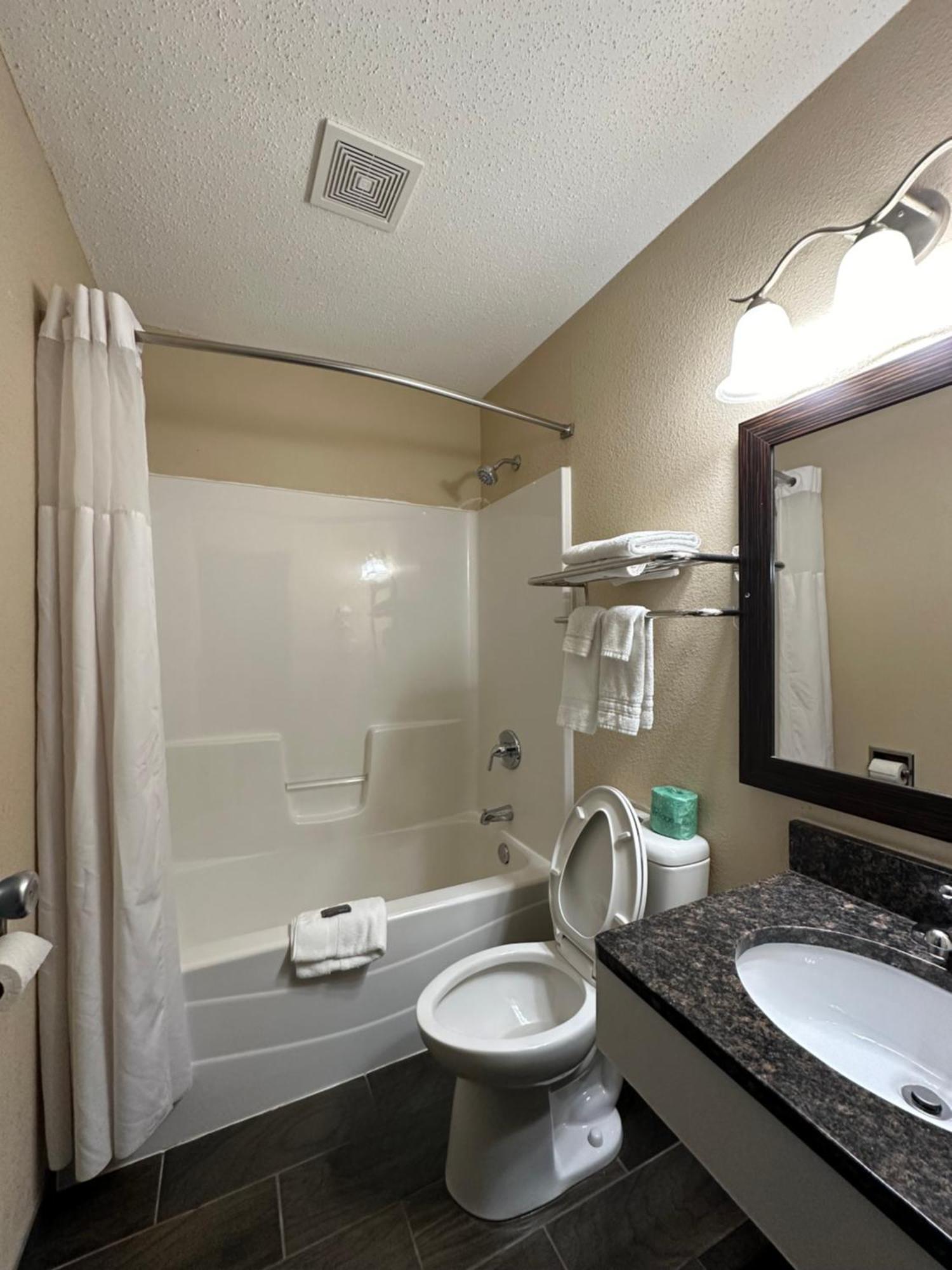 Americas Best Value Inn Fargo Exterior photo