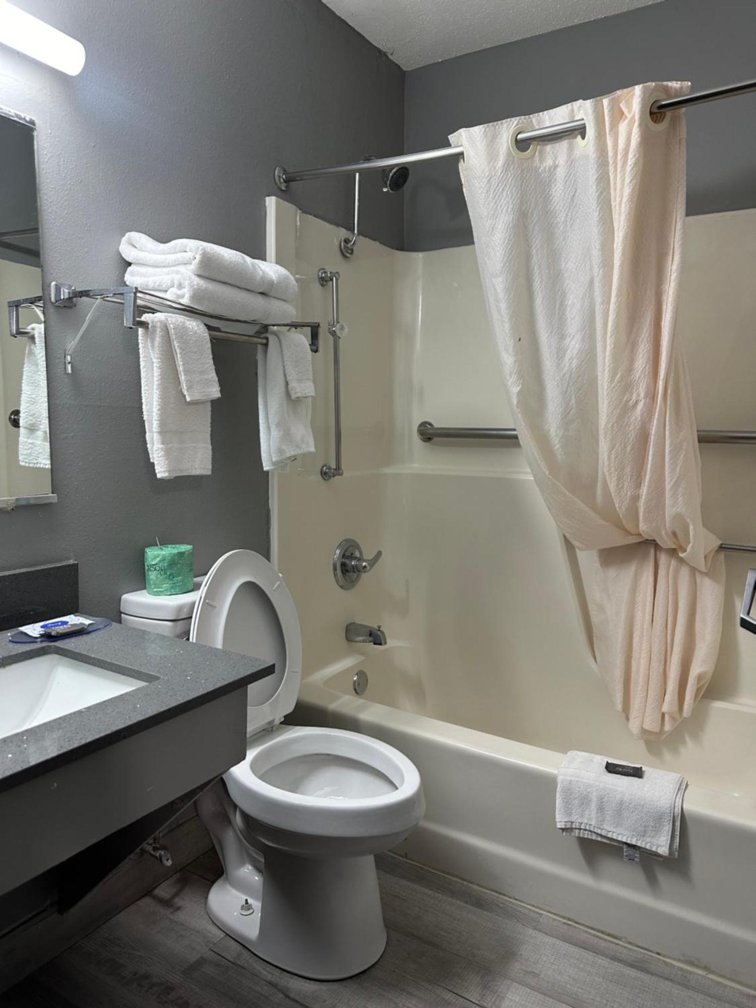 Americas Best Value Inn Fargo Exterior photo