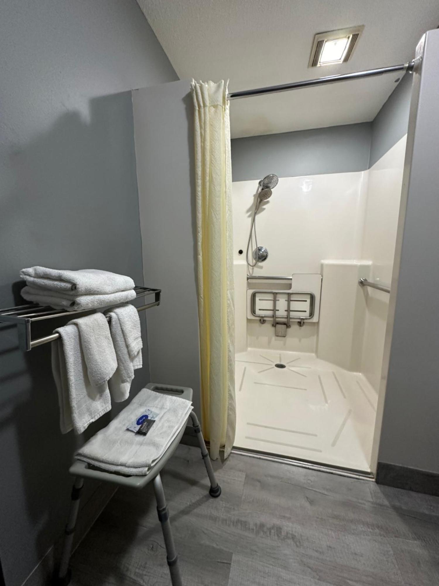Americas Best Value Inn Fargo Exterior photo
