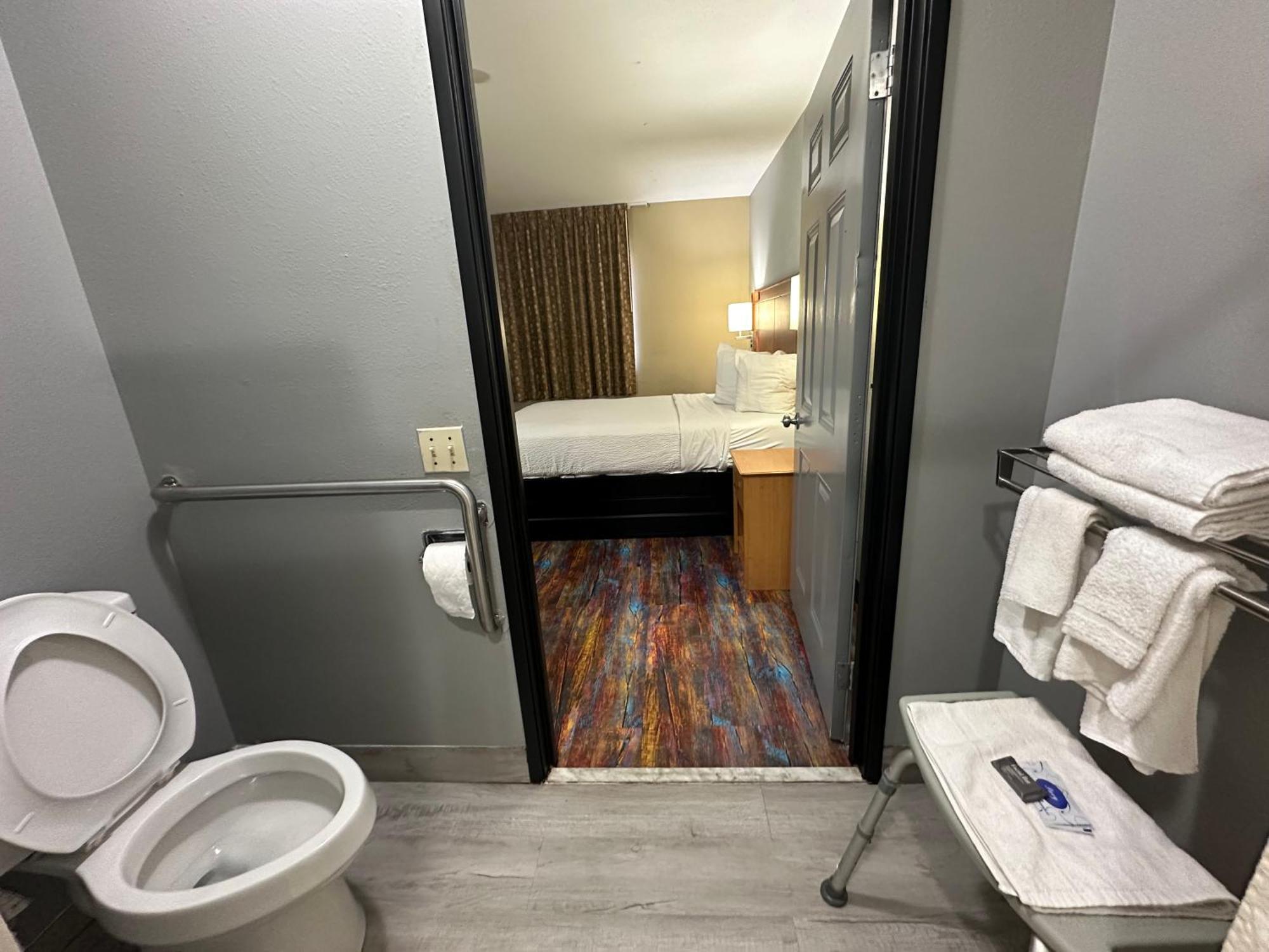 Americas Best Value Inn Fargo Exterior photo