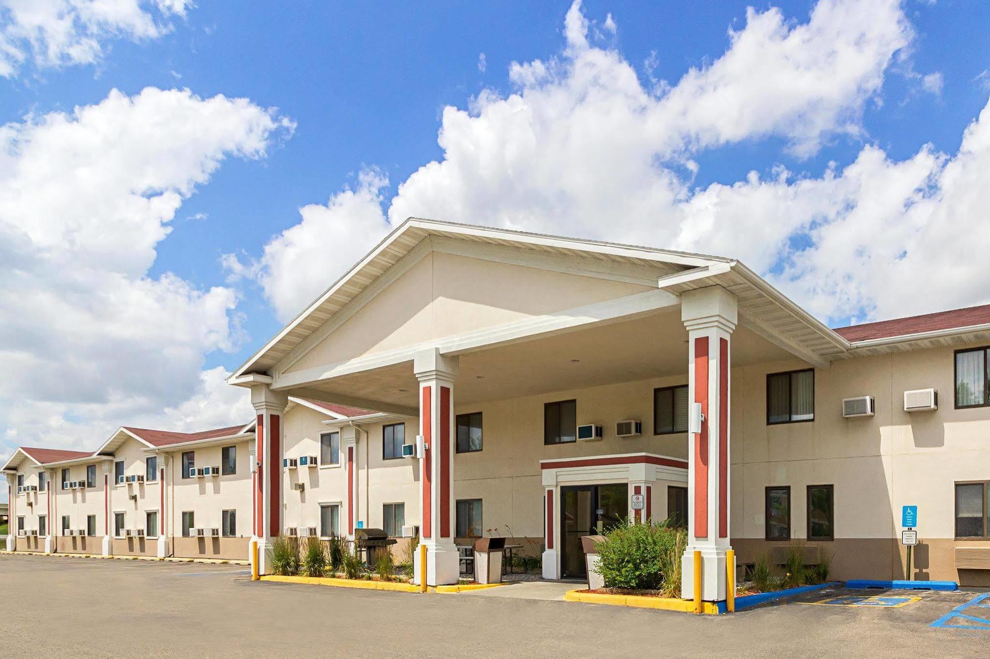 Americas Best Value Inn Fargo Exterior photo